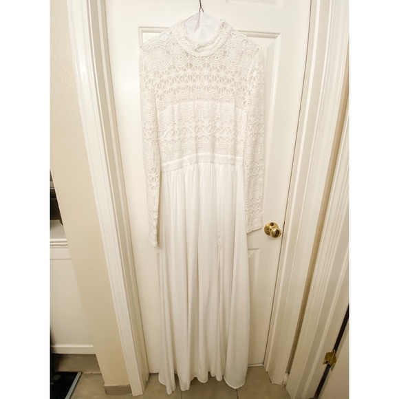 ✨SOLD✨ In Dreams White Long Sleeve Lace Maxi Dress - Picture 2 of 5